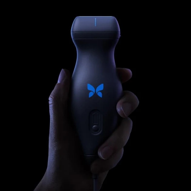 Sonda de ecografía de mano Butterfly iQ+ sostenida en una mano