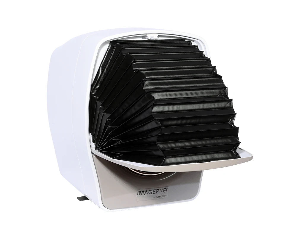 접이식 후드가 열려 있는 Emage ImagePro HYBRID 피부 분석기