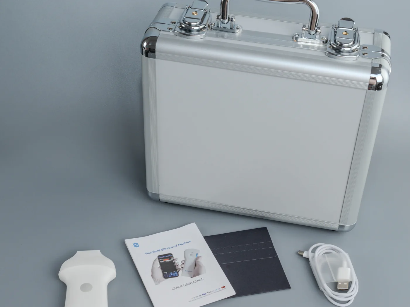 Een gesloten aluminium koffer van Suresult met de probe en accessoires ervoor
