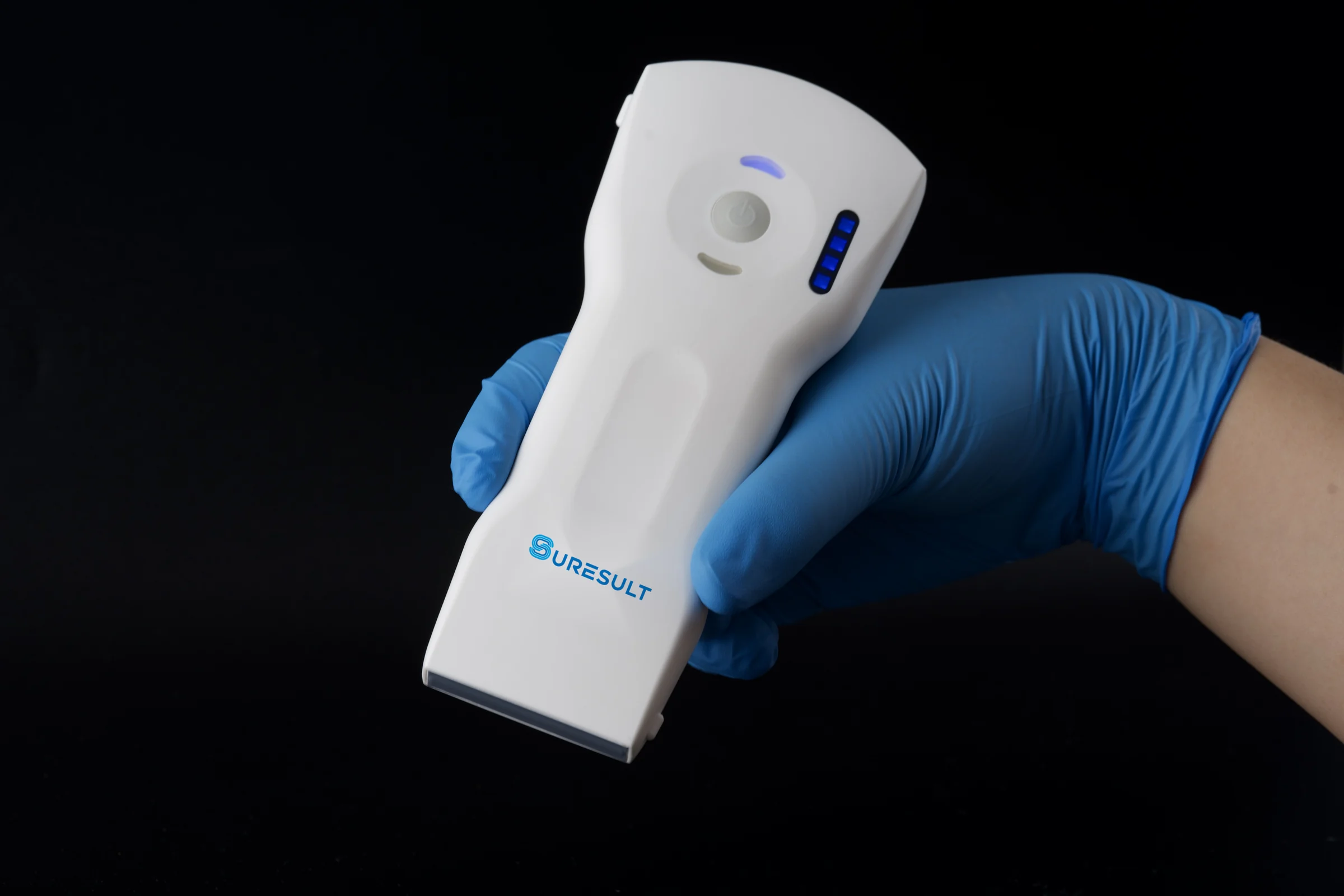 Suresult D3Ultra tri-mode handheld echografie in de gehandschoende hand van een clinicus