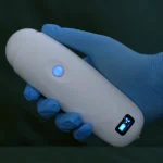 Suresult B4D-blaasscanner diagonaal vastgehouden in een gehandschoende hand