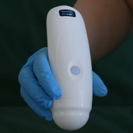 Der Suresult B4D-Blasenscanner wird aufrecht in einer behandschuhten Hand gehalten