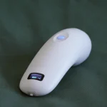 Suresult B4D-blaasscanner, driekwartweergave van het statusscherm en de aan/uit-knop