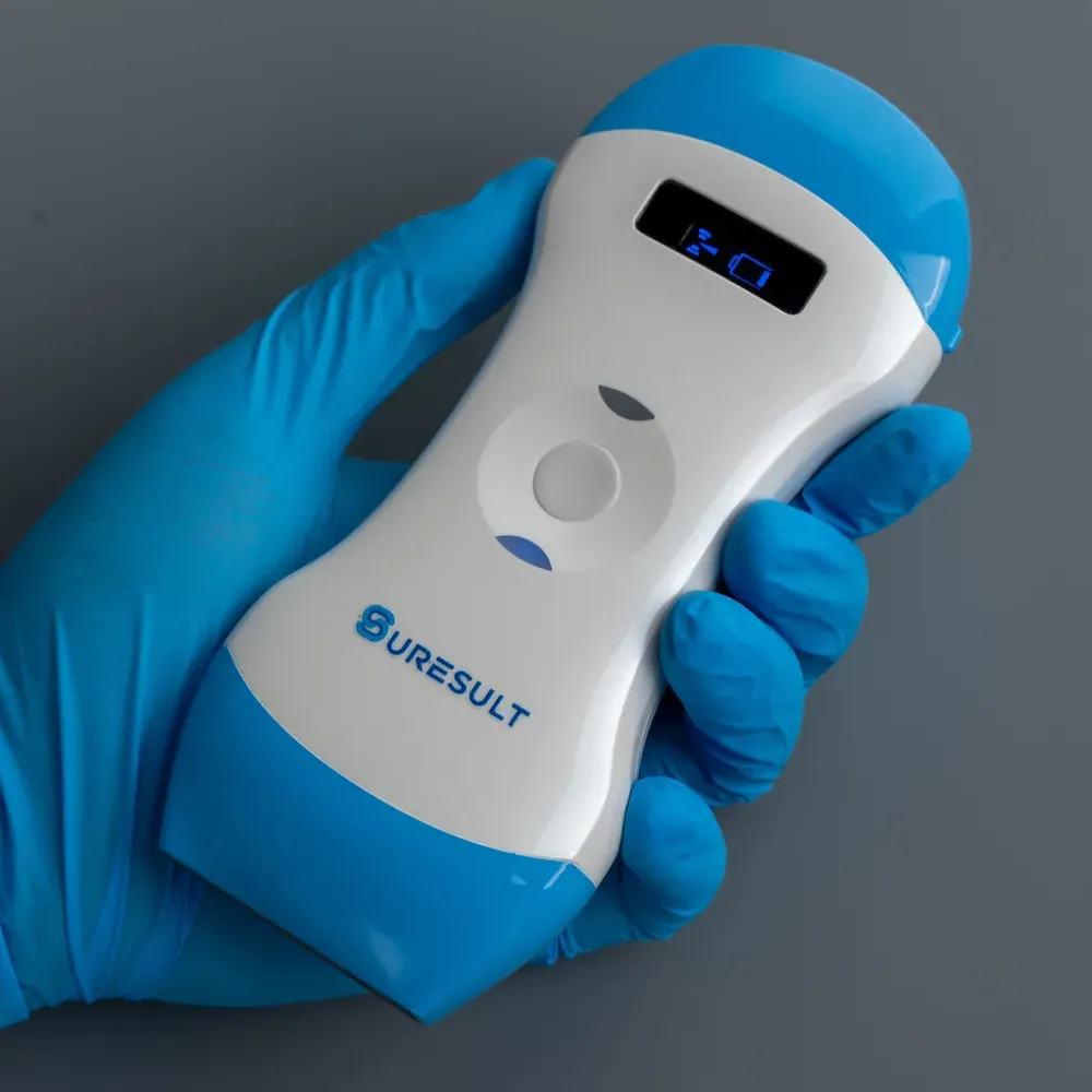 Suresult D3L convexe, lineaire en phased array handheld echoprobe met 128 elementen vastgehouden in een gehandschoende hand
