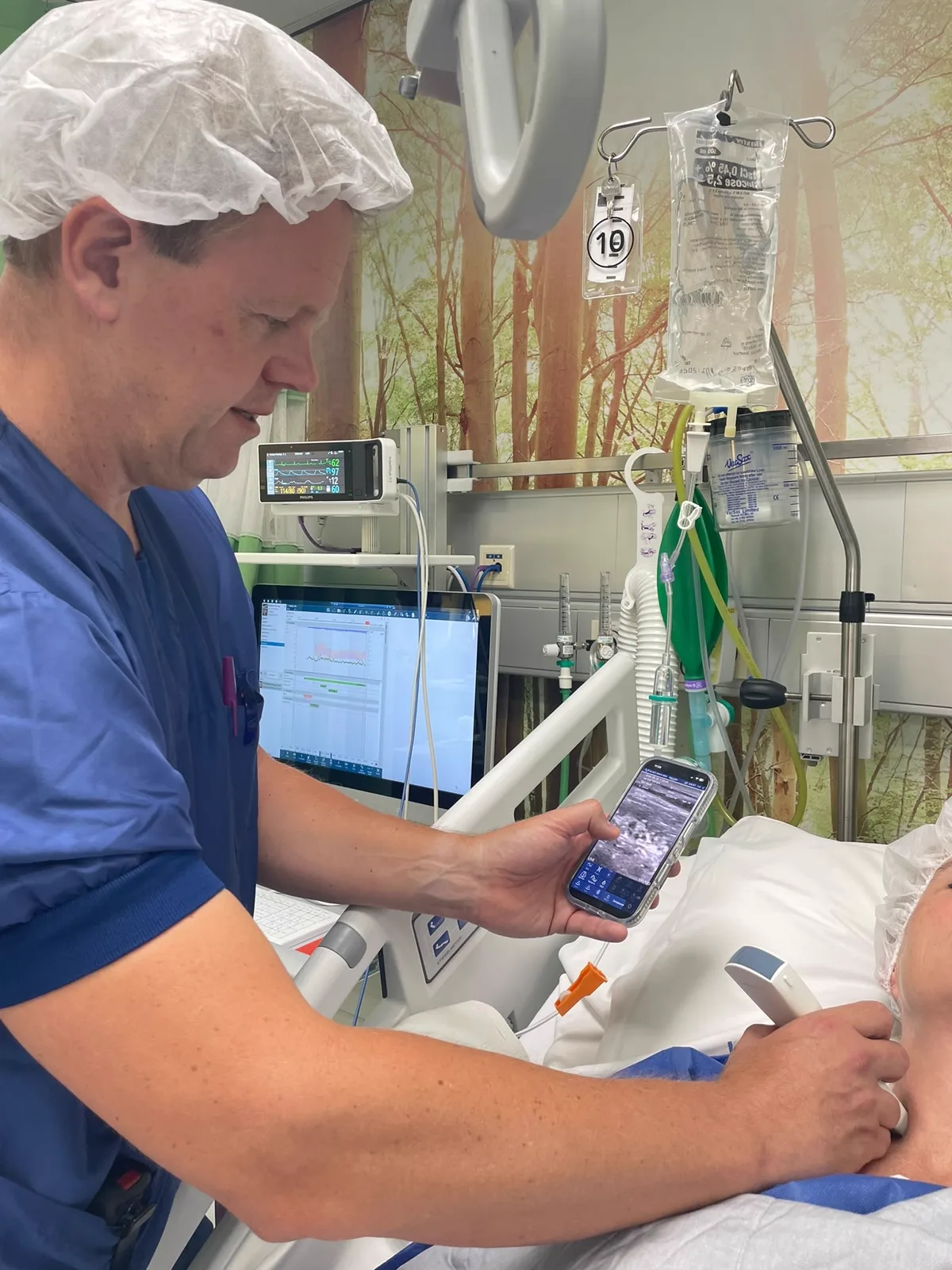 Anesthesiologist performing an interscalene block guided by a Suresult D3Ultra, live scan on the phone