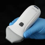장갑을 낀 손에 장착된 Suresult L20Pro 16/20 MHz 선형 초음파 프로브